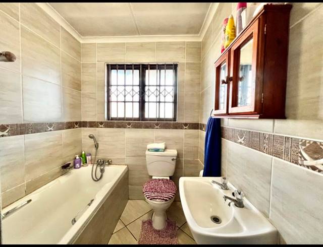 2 BEDROOM TOWNHOUSE FOR SALE IN LINCOLN MEADE